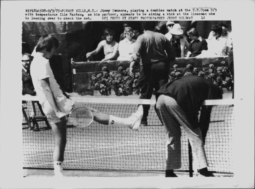 Forest Hills 1975. Una divertente scenetta tra Jimmy Connors e il giudice di gara (Upi)